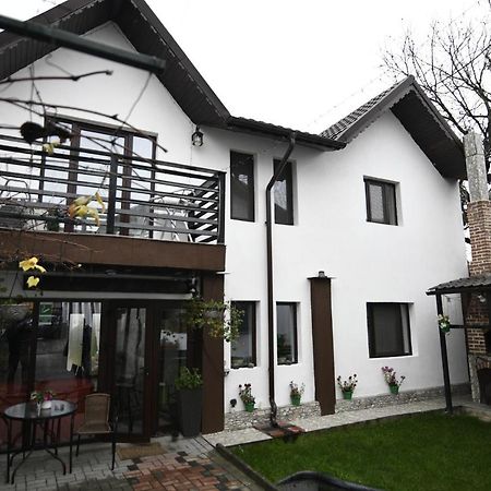 Upstairs Residence Тиргу-Жіу Екстер'єр фото