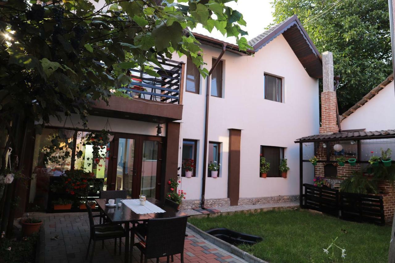 Upstairs Residence Тиргу-Жіу Екстер'єр фото