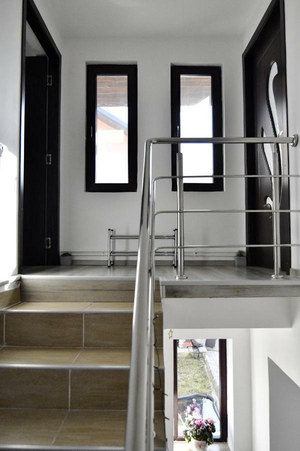 Upstairs Residence Тиргу-Жіу Екстер'єр фото