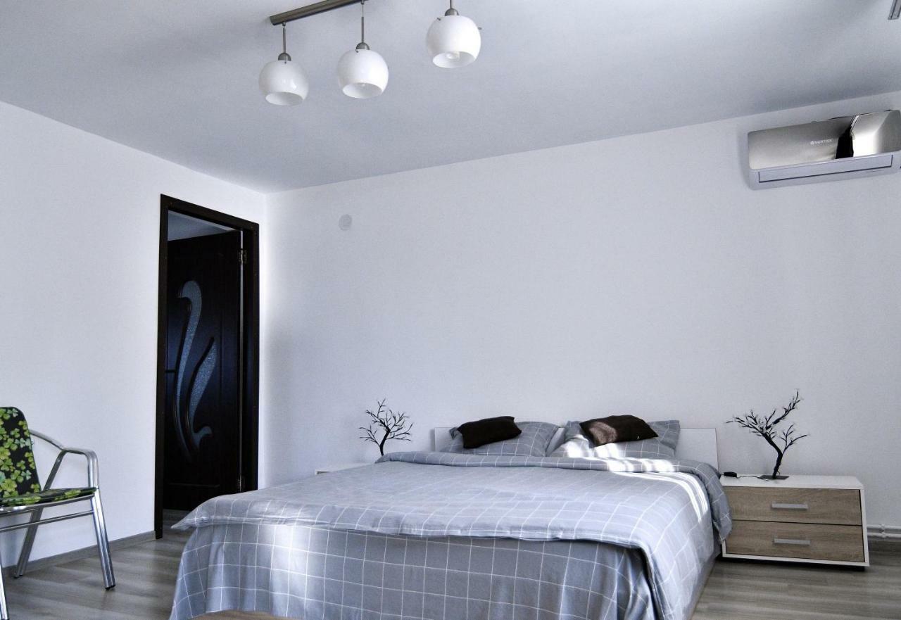 Upstairs Residence Тиргу-Жіу Екстер'єр фото