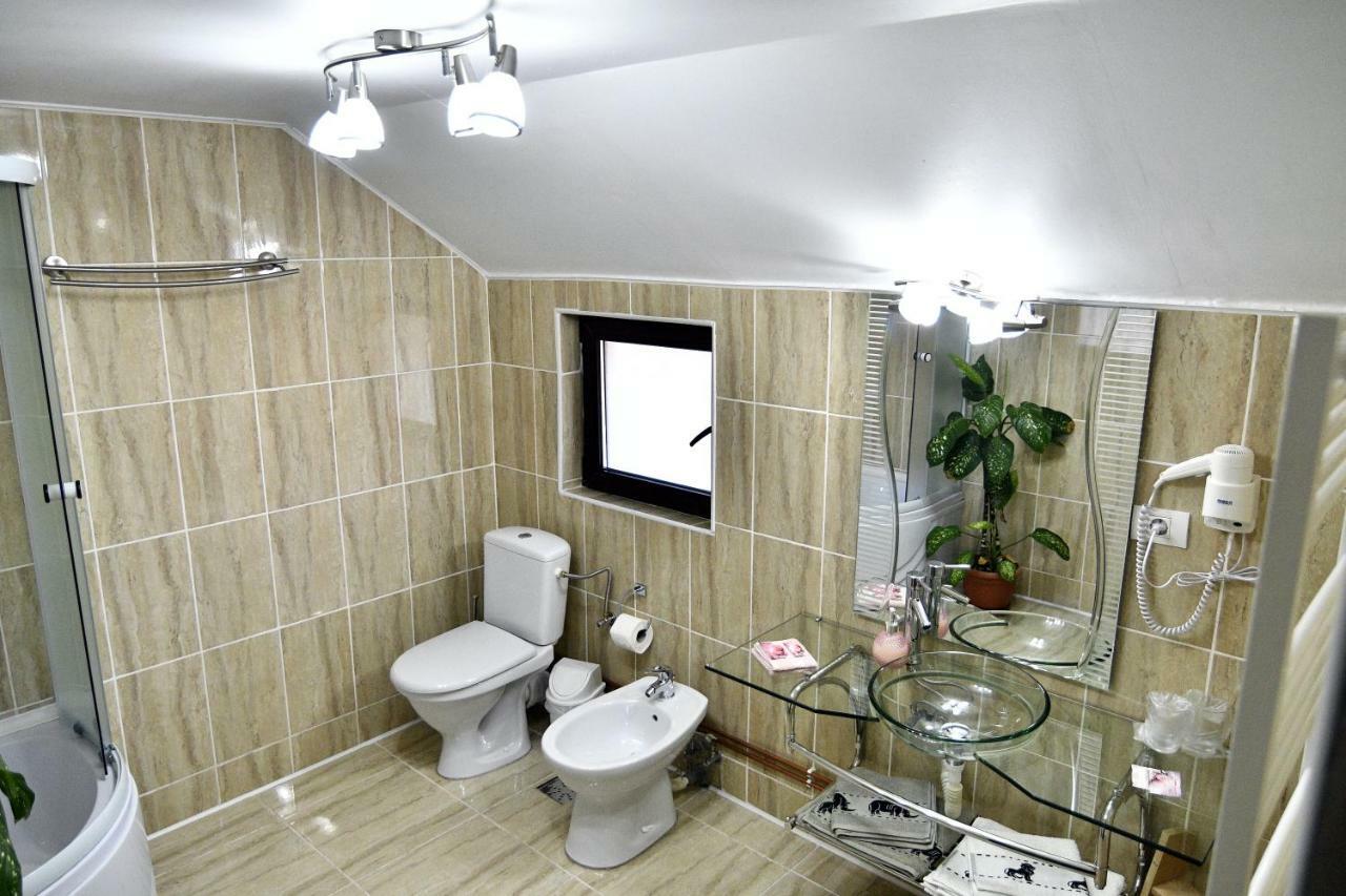 Upstairs Residence Тиргу-Жіу Екстер'єр фото