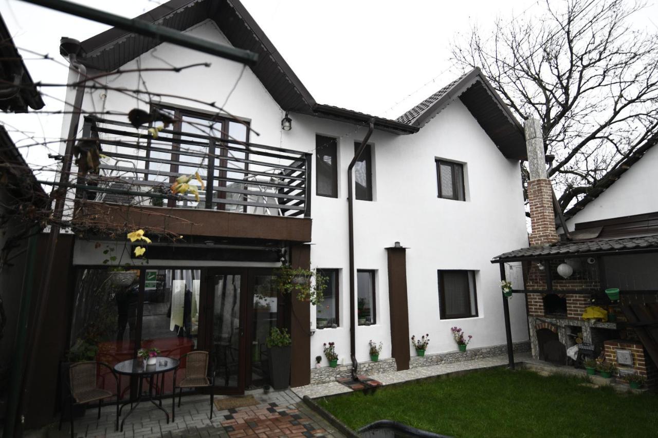 Upstairs Residence Тиргу-Жіу Екстер'єр фото